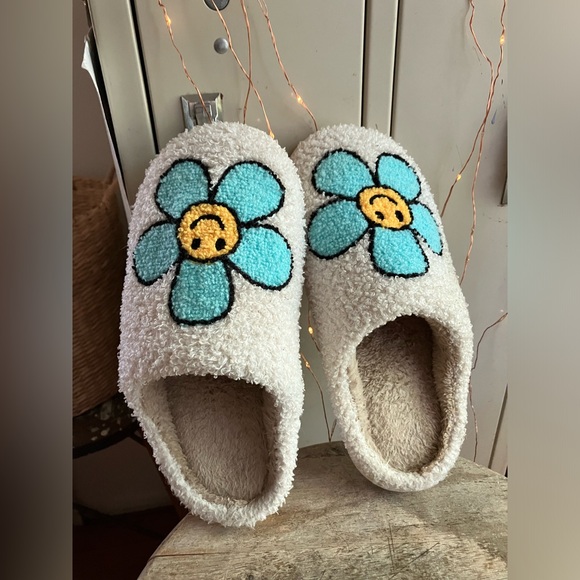 Katydid Mint Daisy Happy Face Slippers - Picture 5 of 9